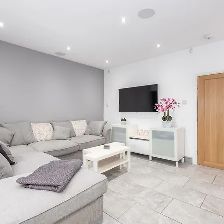 Modern & Minimalist Duplex Apartment, Sleeps 6!
