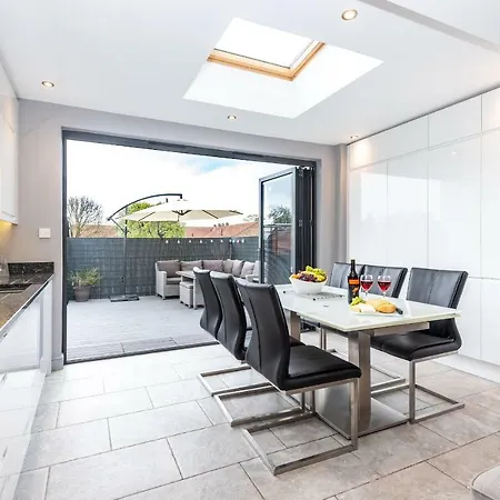Modern & Minimalist Duplex Apartment, Sleeps 6! *