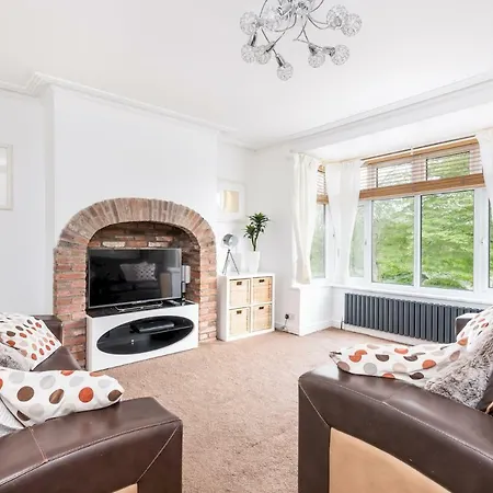 Apartment Modern & Minimalist Duplex Apartment, Sleeps 6!
