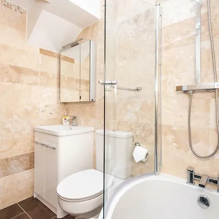 Apartment Modern & Minimalist Duplex Apartment, Sleeps 6!