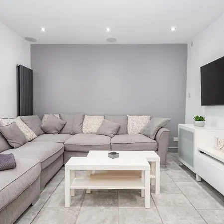 Apartment Modern & Minimalist Duplex Apartment, Sleeps 6! *