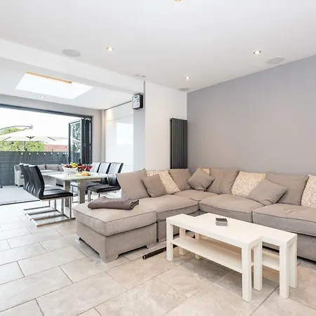 Modern & Minimalist Duplex Apartment, Sleeps 6! Apartment York