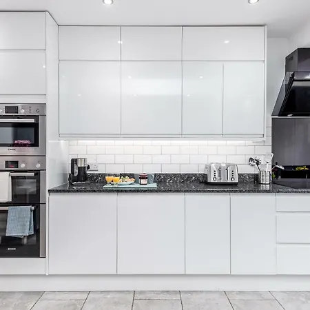Modern & Minimalist Duplex Apartment, Sleeps 6! Apartment York