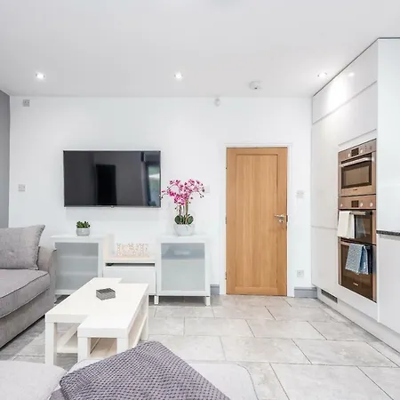 Modern & Minimalist Duplex Apartment, Sleeps 6! Apartment *