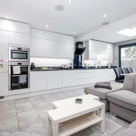 Modern & Minimalist Duplex Apartment, Sleeps 6! * York