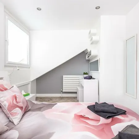 Modern & Minimalist Duplex Apartment, Sleeps 6! Apartment