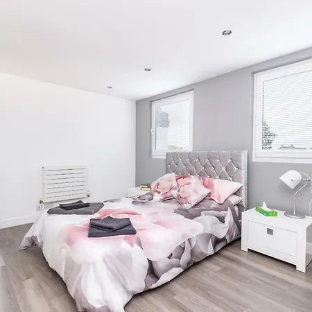 Апартаменты Modern & Minimalist Duplex Apartment, Sleeps 6! *