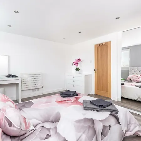 Апартаменты Modern & Minimalist Duplex Apartment, Sleeps 6! Йорк