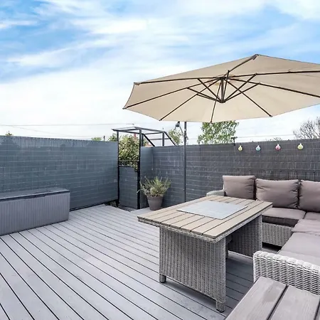 Modern & Minimalist Duplex Apartment, Sleeps 6! *