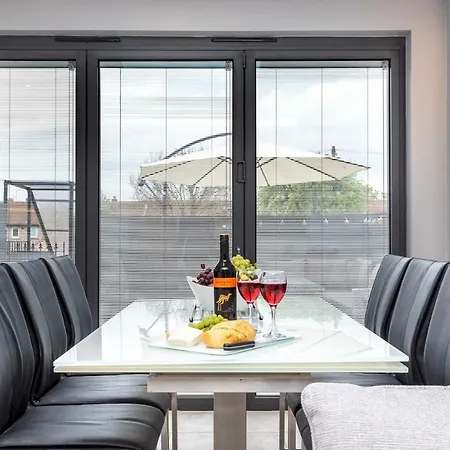 Апартаменты Modern & Minimalist Duplex Apartment, Sleeps 6!